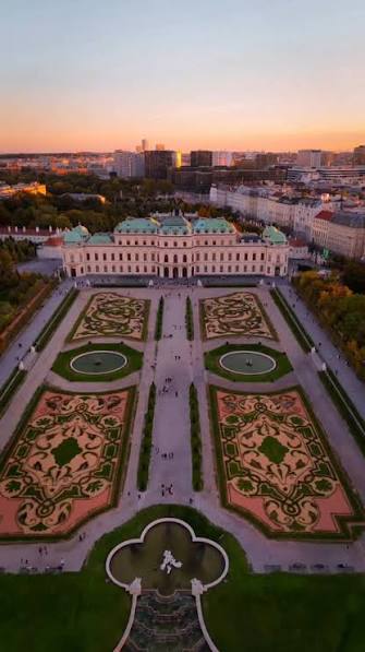 Luftaufnahme des Belvedere-Gartens im Abendlicht