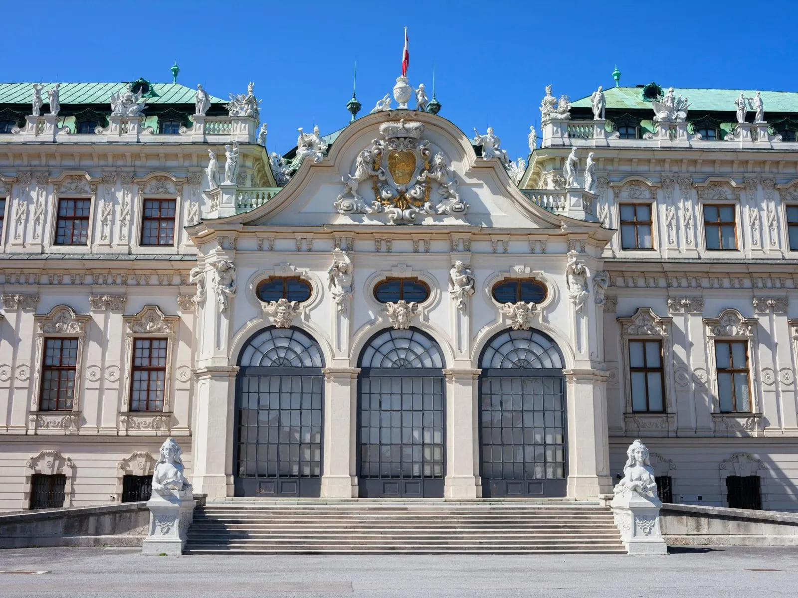Besucher am Eingang des Oberen Belvedere in Wien