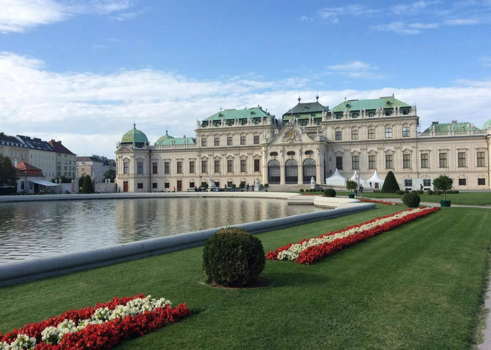Blumenbeet und Wasserbecken im Schlossgarten Belvedere