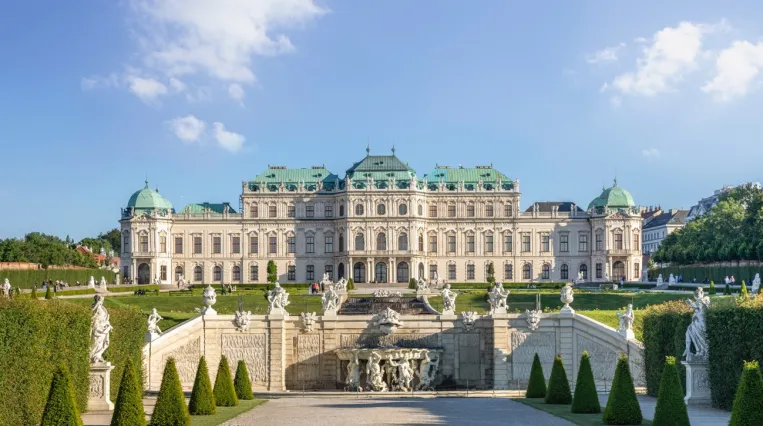 Das Obere Belvedere in Wien mit kupfergrünem Dach, gesehen über das barocke Gartenparterre